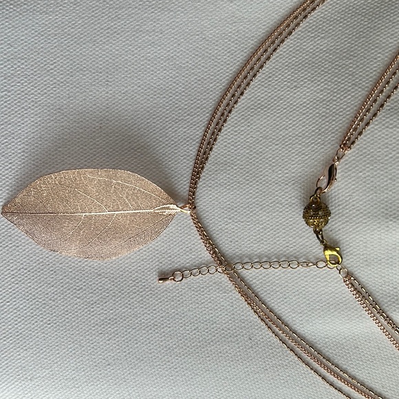 Copper leaf necklace. Nature inspired design with realistic leaf details - Picture 1 of 3